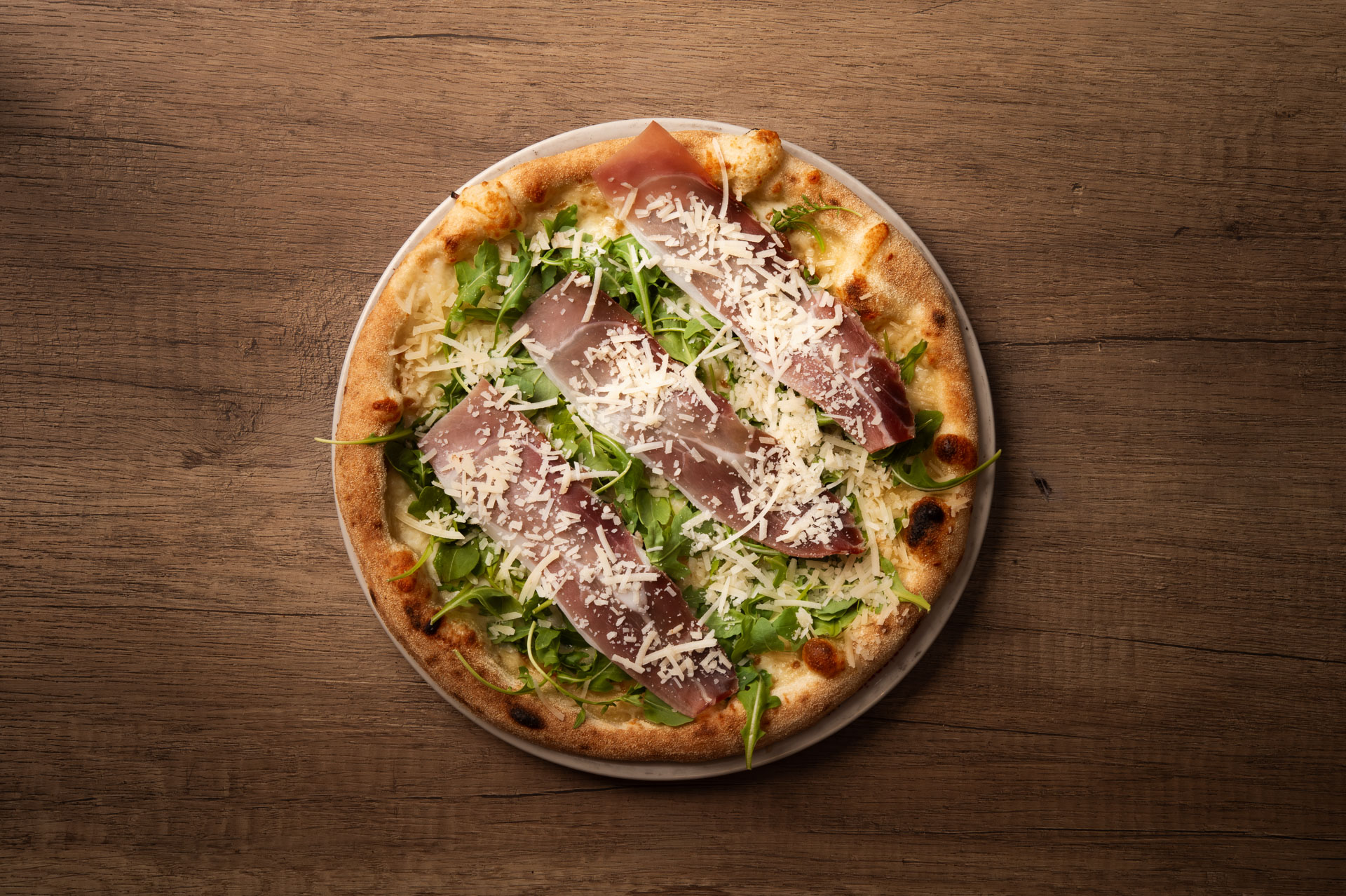 Rucola, speck e Grana Padano — vista dall’alto